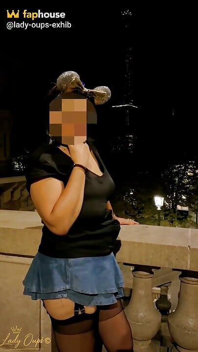 Šetam Parizom u mikro suknji sa analnim čepom, tačno ispred Ajfelove kule