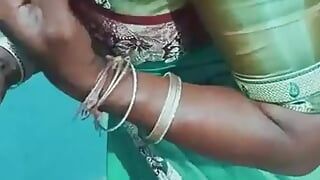 Trage grünen sari in der ankleide