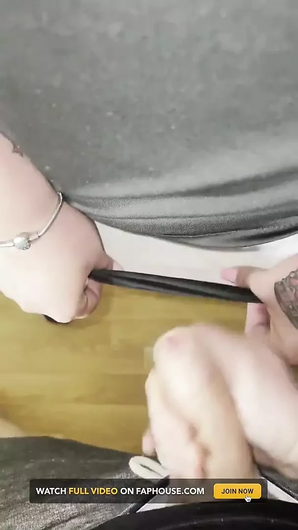 英国荡妇人妻在被用后让绿帽老公手淫