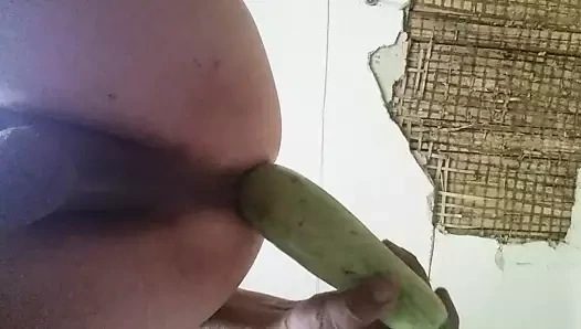 Kıçım büyük bir çük istiyor