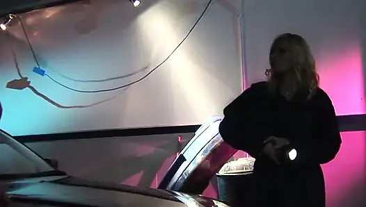 Tante cantik rambut pirang lagi asik ngentot di dalam mobil