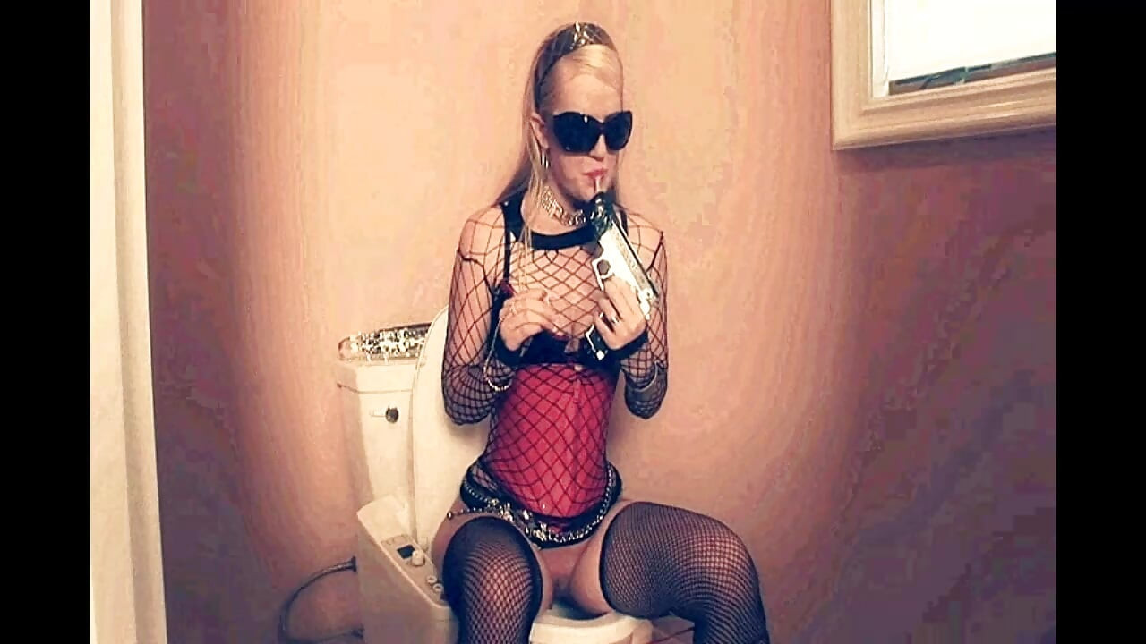 Perverz játékok ribanc szőke seggbe élvezésnek