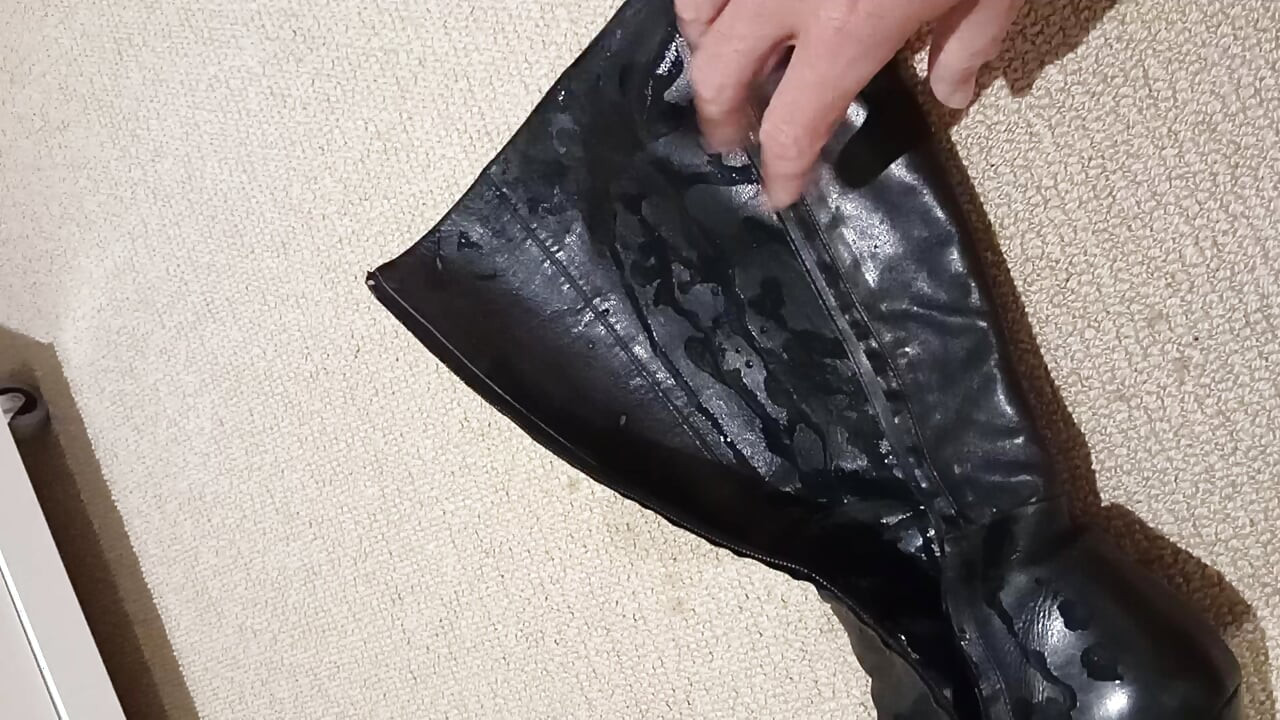 Knee high leather boots fuck and sprinkled with cum