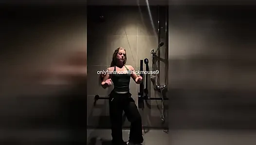 Zar zor reşit olan kız tiktok canlı yayın sırasında sert parmaklanıyor!