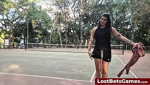 Rafaela иПалея принимают свой теннисный матч на стриптиз на улице