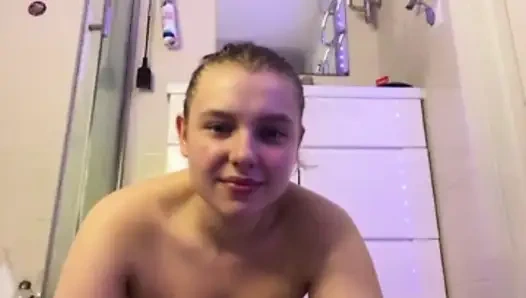 Double penetrating and squirting on cam