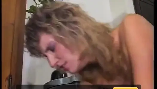 Возбужденную винтажную милфу долбили