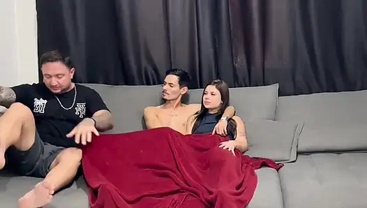 Mein stiefbruder lud mich ein, seine freundin zu treffen, aber ich fickte sie am ende