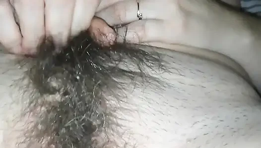 Ich streich habe meine haarige muschi vor meinem ehemann gestreichelt