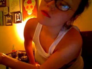 Spettacolo di webcam calda della ragazza che fuma