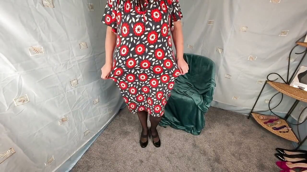 Mme Mature Pieds Se Déshabille Dans Son Gros Pantalon De Mamie Blanche 424