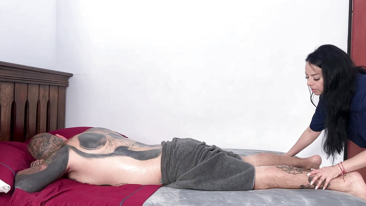 Sexy Masseuse Gave Me a Happy Ending Massage with a Delicious Blowjob.