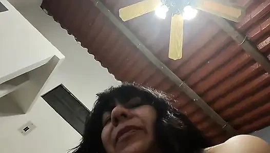 Kami pergi ke pesta dan Riva tidak mengenakan pakaian dalam, dan kami berakhir di salah satu kamar