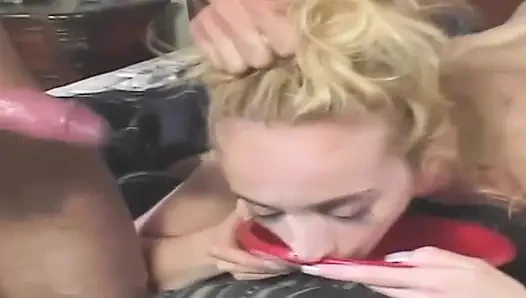 Sesi liar cewek hot rambut pirang dientot dan di-fingering