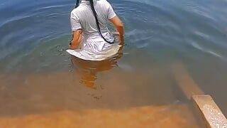 斯里兰卡女学生在坦克里洗澡，户外性爱视频。jangal 性爱，亚洲户外性感女孩视频