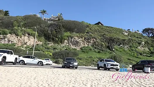 Pov mckenzie mae: ngusap memek dan nyepong kontol di pantai umum