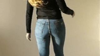 Szczupła dziewczyna chodząca w niebieskich dżinsach i szpilkach 2