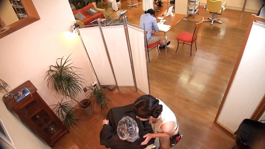 Terlalu banyak pandangan, terlalu banyak ketegangan - di dalam salon di mana mata selalu bertemu