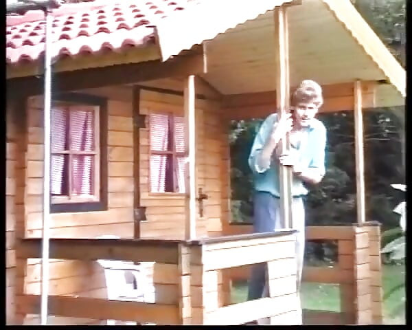 Alman sürtük sıkı anal deliğini sikiyor