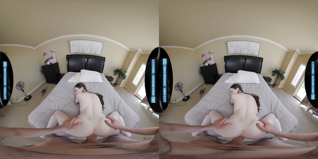 LETHAL HARDCORE VR - חדשה במכללה HAZEL MOORE מזדיינת איתך כדי להפוך לכוכבת