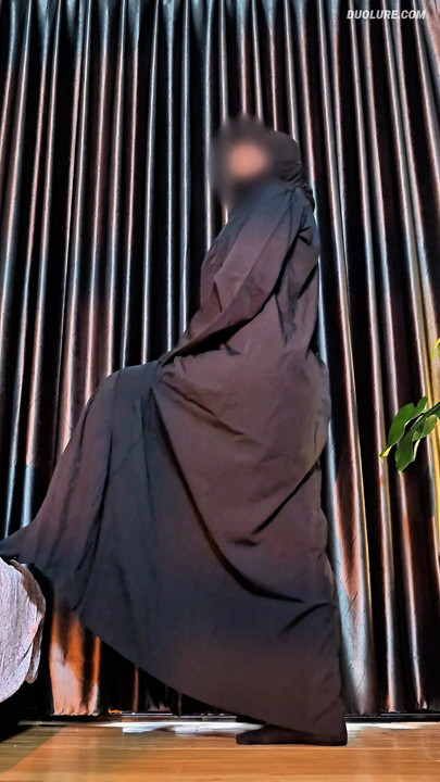 Hijabi Muslim Girl Showing Legs in Abaya 🔥