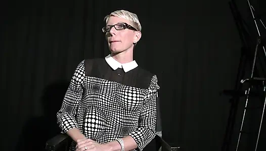 Heteroseksüel adam takma yaraklı sarışın genç erkek avcısı tarafından sikiliyor 5804 2