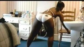 거울 엉덩이를 흔드는 흑인 소녀