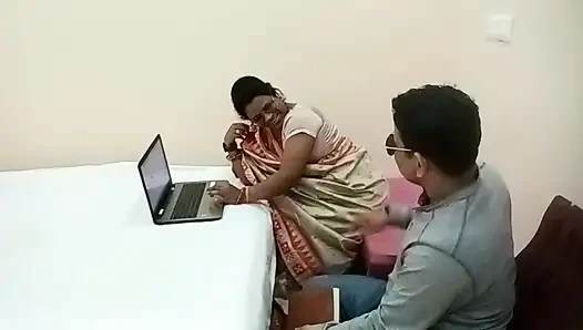 Profesor komputer menelepon mahasiswa dan seks hardcore dan dicrot di dalam memek di dalam saree