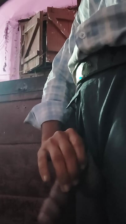 Yuva ladka Apne kamre mein Raat ko masaj kar Mota aur Lamba banaa deta hai