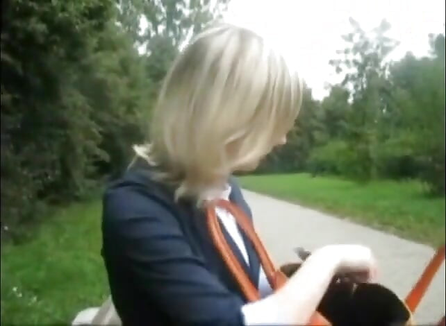 Loira linda fumando um cigarro ao ar livre