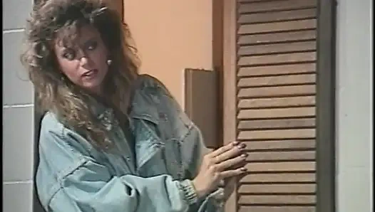 Сексуальная крошка обожает это, когда сосет соки с хуя после траха