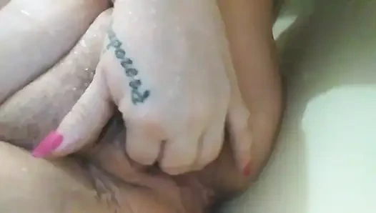 Pelacur gemuk lagi asik mainin memeknya di bak mandi