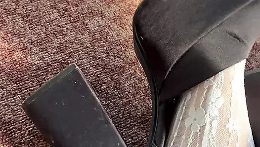 Stoking putih dan sepatu hak tinggi di kakiku