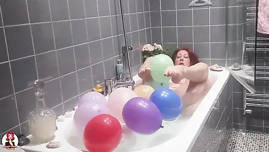 Banyo yapıyor ve balonlarla oynuyor