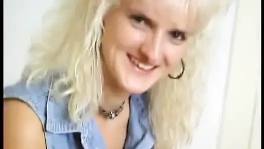 Sarışın Alman orta yaşlı seksi kadın tek başına iş yapıyor