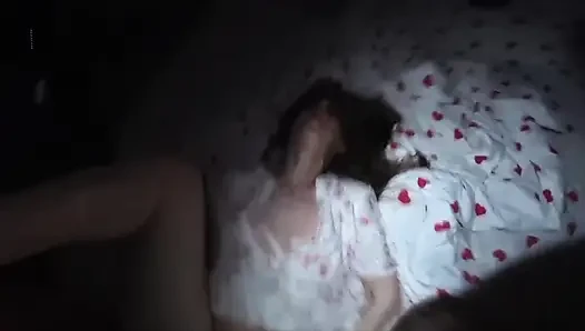 Perselingkuhan asli. Teman bergiliran meniduri pantat istriku