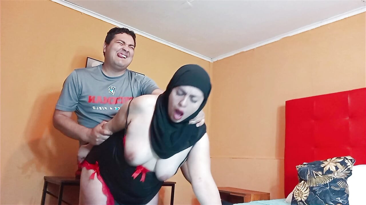 הדודה שלובשת חיג'אב נדפקת בזמן שהיא בחדרה.