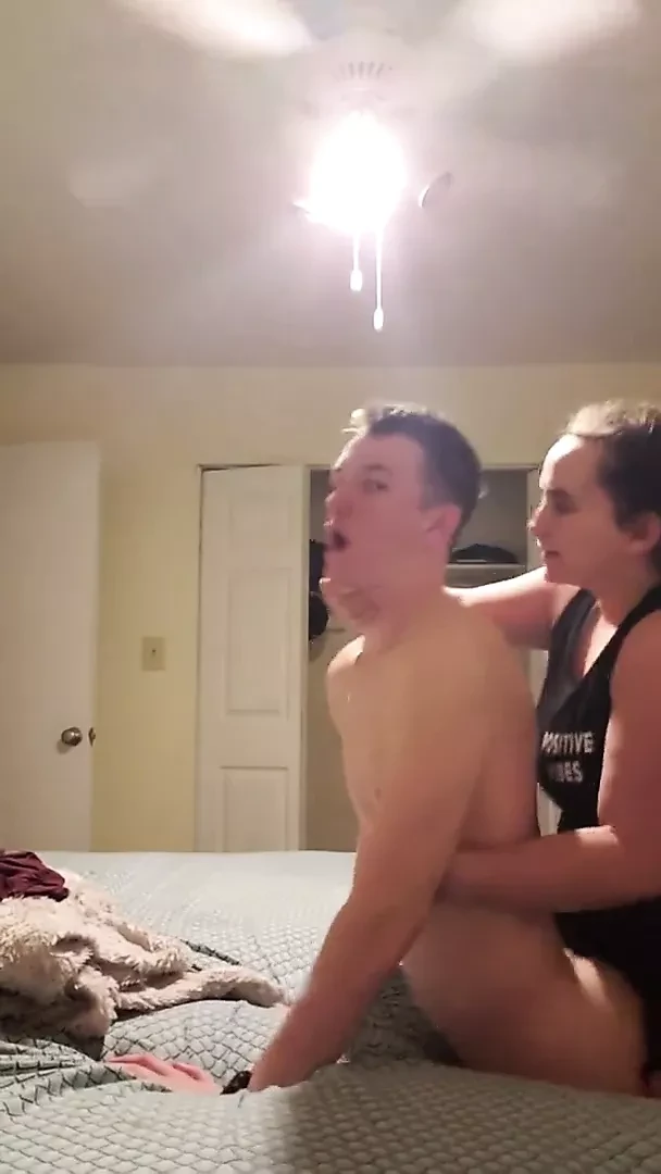 妈妈的男孩偷拍色情片