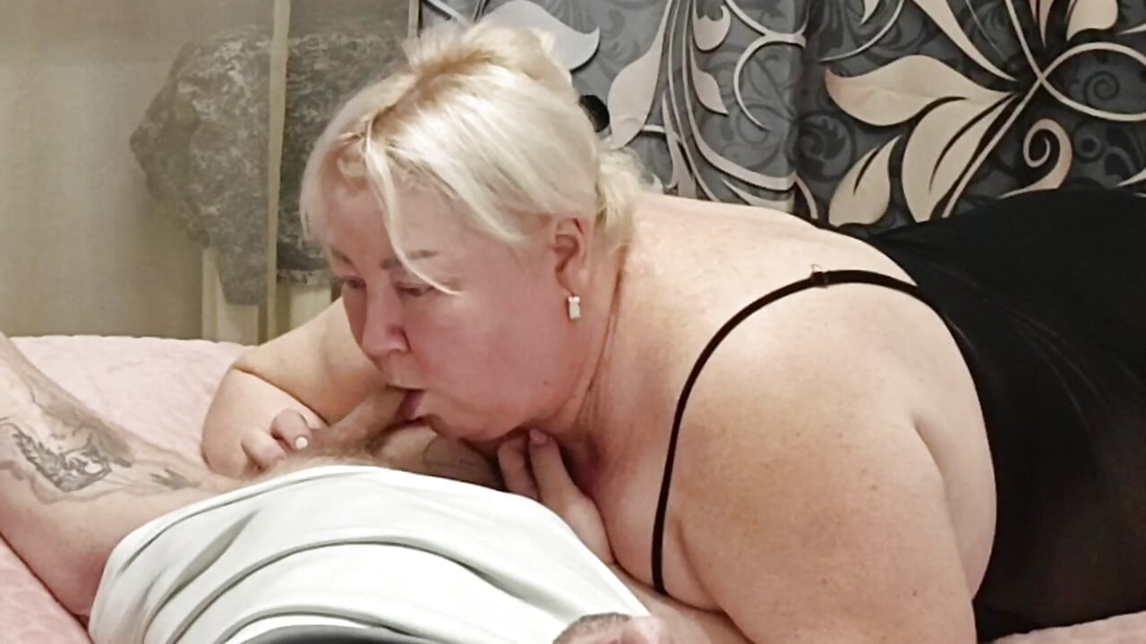 내 자지를 입으로 애무하는 새엄마