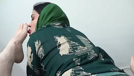 Une belle-mère égyptienne excitée baise son beau-fils de 18 ans