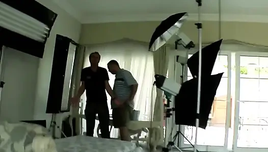 Memek sempit cewek latina yang lagi sange dicrot di luar ruangan