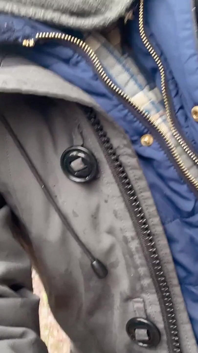 Пизда писяє водою на скелі | Кліп 2