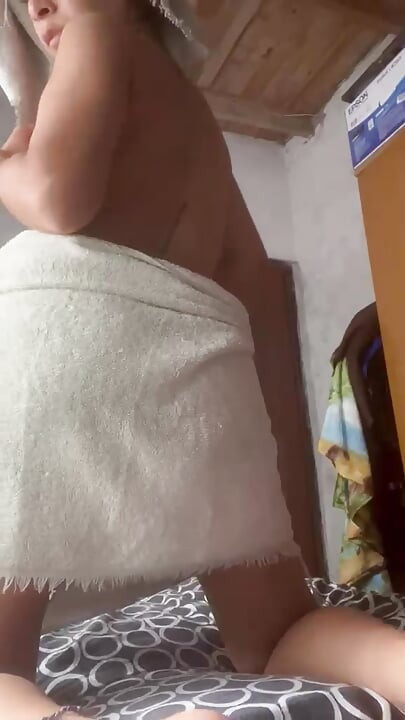 Latina seksi memindahkannya sehingga awak keras