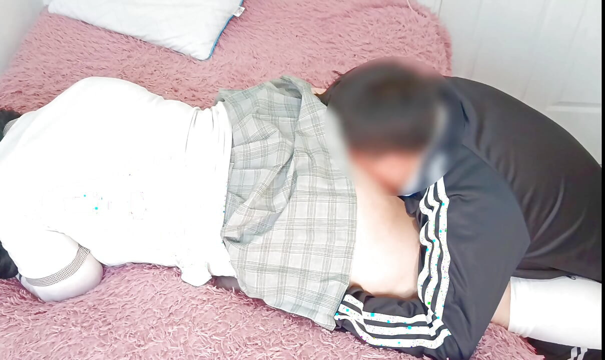 制服を脱がせずに、女子の義理の妹の尻尾を舐める