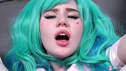 Seksi leyla lure ıslak tıraşlı amına dildo sokuyor.