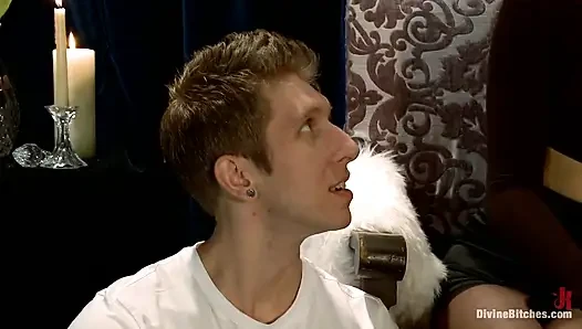 Danny Wylde доит простату Бобби Старр!