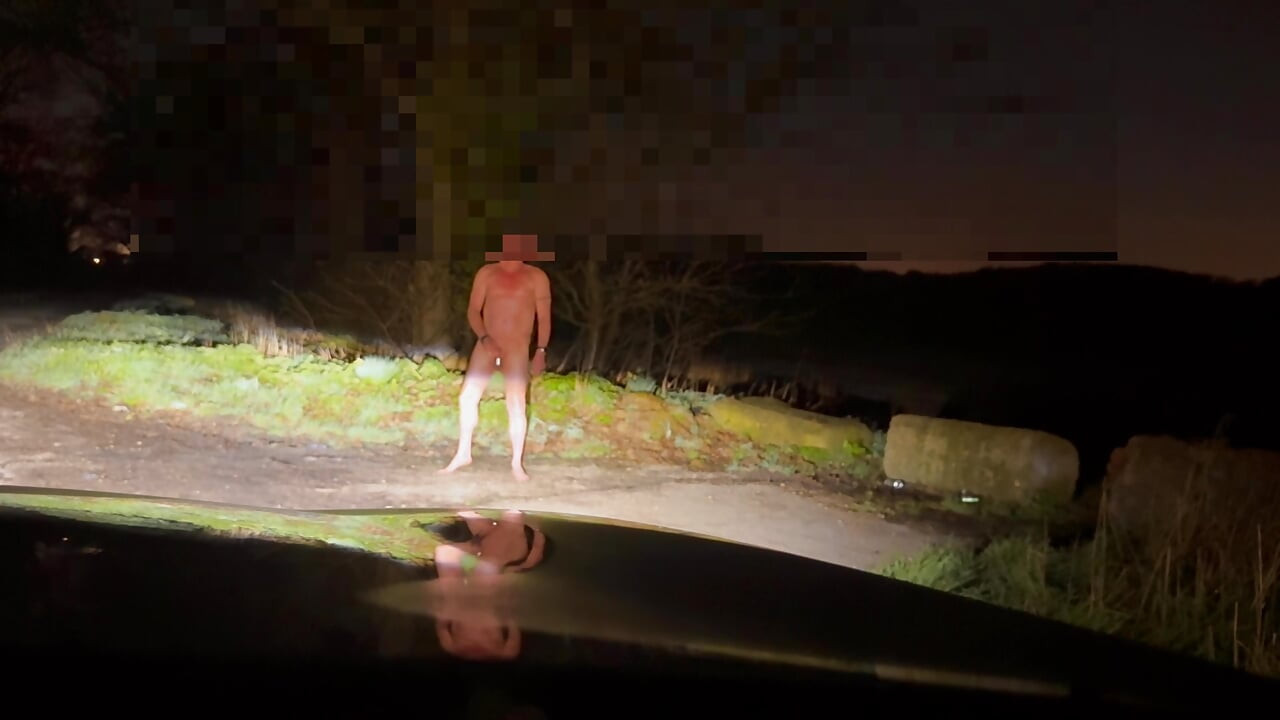 Nua descalça se masturbando e masturbando, carro passou e eu meio que me escondo, por bunda está no ar para ser visto