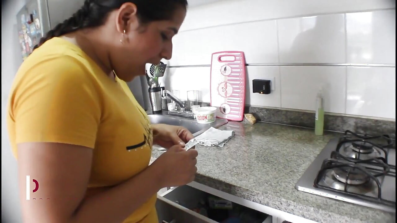 कामुक सौतेली मम्मी अपने सौतेले बेटे को Viegra देती है- porn jan स्पेनिश