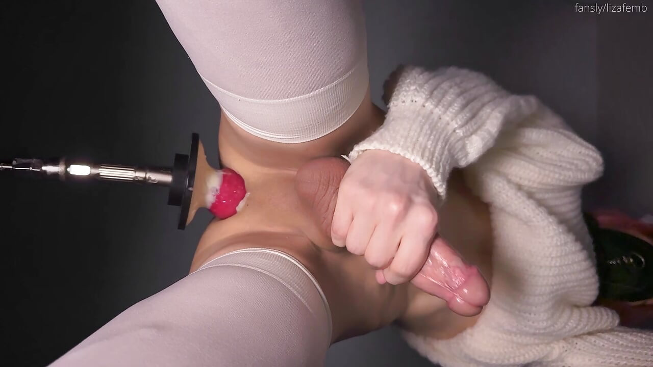 A Liza Femb le encanta correrse con un consolador flojo en el culo