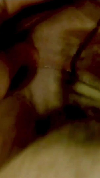 لحظة مثيرة من "غطاء الزجاجة يجعلني أصل للنشوة"
